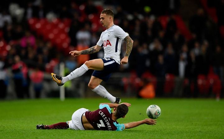 Potret Pemain West Ham terjatuh saat berduel dengan Pemain Tottenham