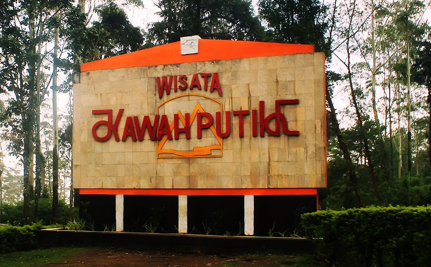 Kawah Putih di Gunung Patuha Ciwidey Kabupaten Bandung tadina diangggap sanget tara aya nu wanieun ngalanto ka dinya. Ayeuna jadi objek wisata.
