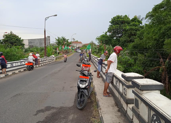 Hari Ke 2 Pencarian Korban Tenggelam di Sungai Gelis, Tim SAR BPBD Kudus Menyisir Pinggir Sungai