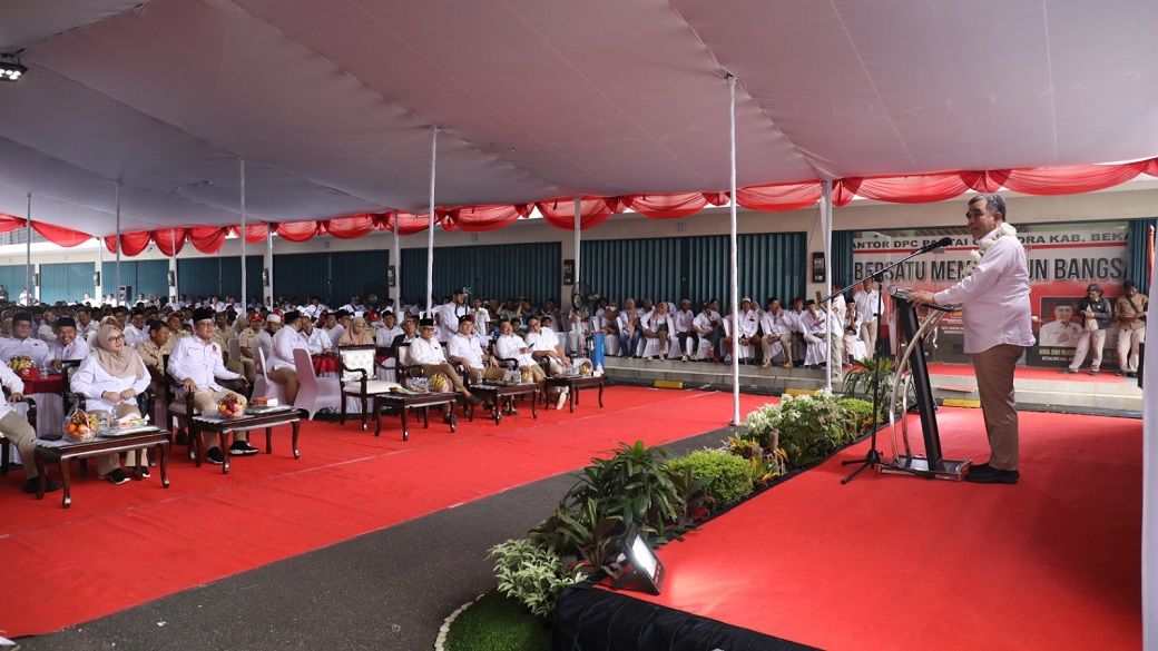 Sekjen Gerindra Ahmad Muzani memberikan sambutan di acara rangkaian HUT ke-15 Partai Gerindra sekaligus konsolidasi di Kabupaten Bekasi, Sabtu (4/2/2023). Foto: Gerindra