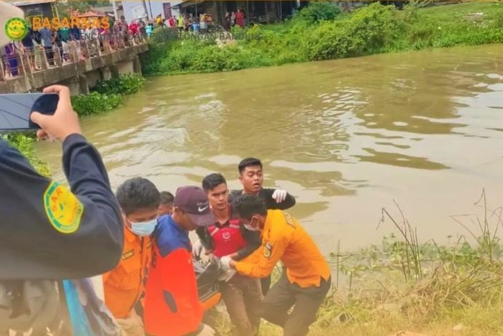 Petugas SAR dari Kantor SAR Bandung Sabtu 4 Februari 2023 mengangkat korban  Suhendar (14) yang tenggelam terbawa hanyut di saluran Irigasi Tarum Timur Patokbeusi Kabupaten Subang sejak Kamis 2 Februari 2023 lalu.