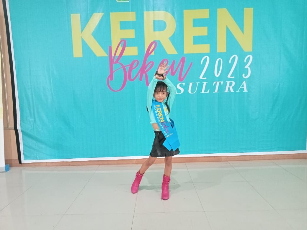-Putri cilik asal Kabupaten Muna, Fahira Rizal, merupakan 1 diantara sekian banyak peserta Keren Beken Sultra 2023 yang getol menggeluti dunia modelling di usia dini.
