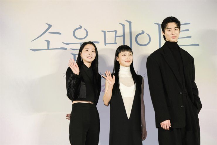 Aktris Kim Da Mi, Jeon So Nee dan Byeon Woo Seok berpose selama konferensi pers untuk film terbaru mereka 'Soulmate'.