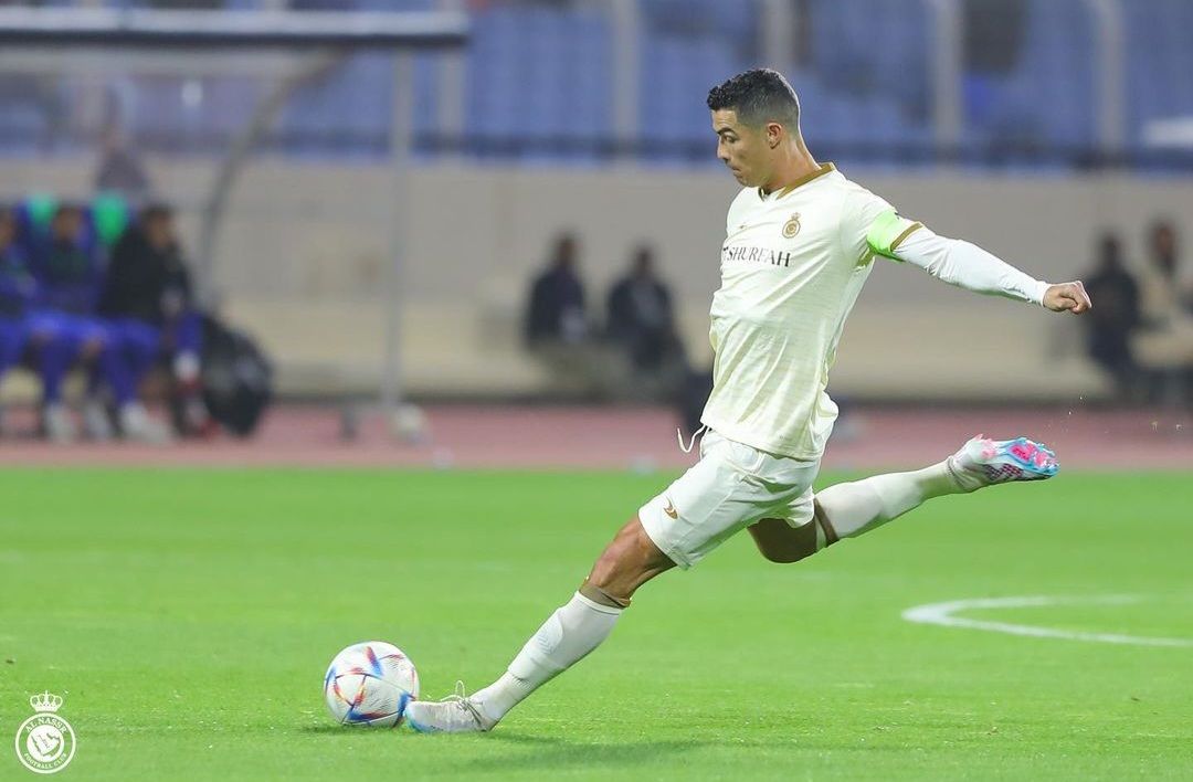 Ronaldo Menendang Bola dari Titik Penalti.