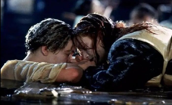 Adegan Jack dan Rose dalam film Titanic.*  
