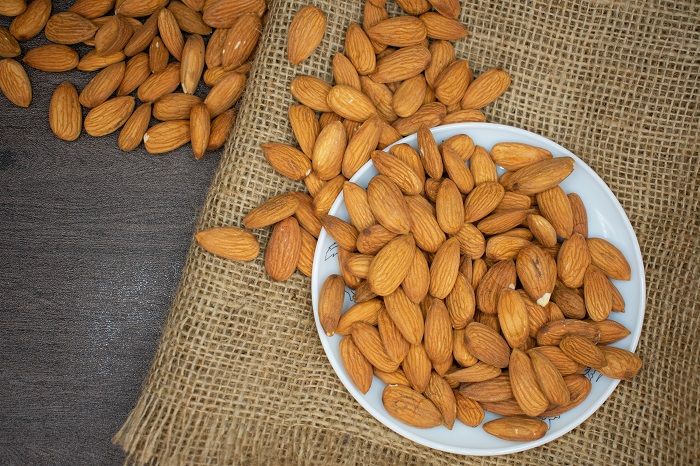 ILUSTRASI: Kacang almond yang bisa bikin wajah awet muda.
