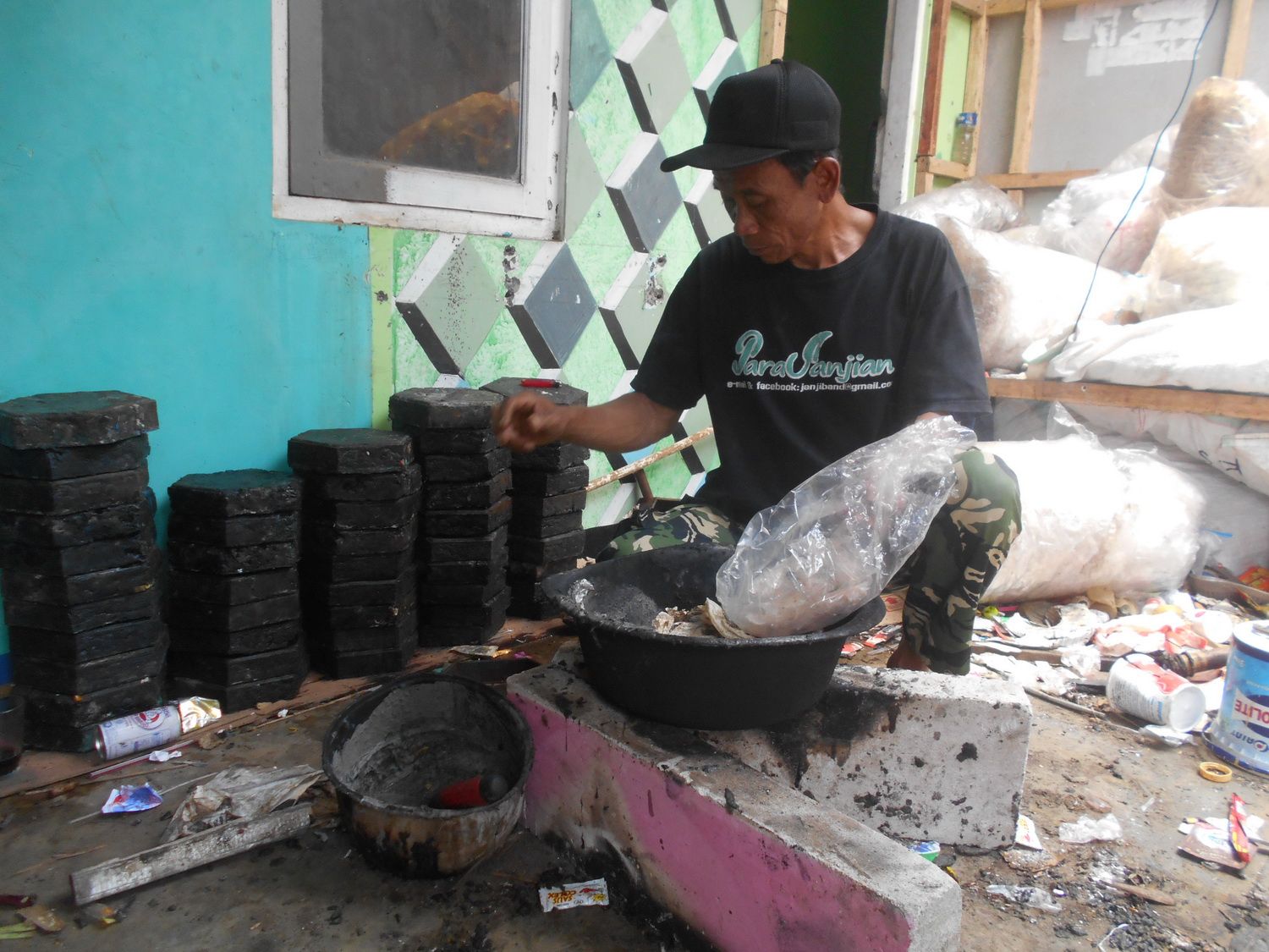 Salah saurang warga ngasupkeun runtah palastik, di Bank Sampah Desa Tugumulya, Kecamatan Darma, Kabupaten Kuningan *