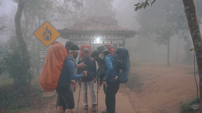 Gunung Lawu: Memulai pendakian Via Candi Cetho, Simak persiapan Fiersa Besari!/Screenshot YouTube Fiersa Besari “GUNUNG LAWU-Atap Negeri Jawa Tengah #1”