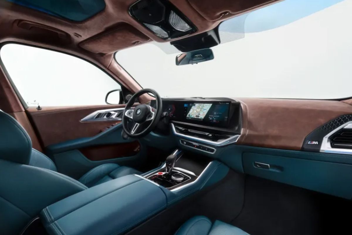 Perawakan kabin bagian depan BMW XM 2023 yang begitu mewah.