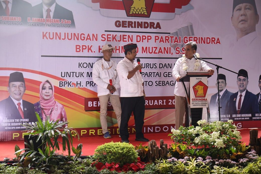 Sekjen Gerindra Ahmad Muzani memberikan sambutan di acara rangkaian HUT ke-15 Partai Gerindra sekaligus konsolidasi di Kabupaten Bekasi, Sabtu (4/2/2023). Foto: Gerindra