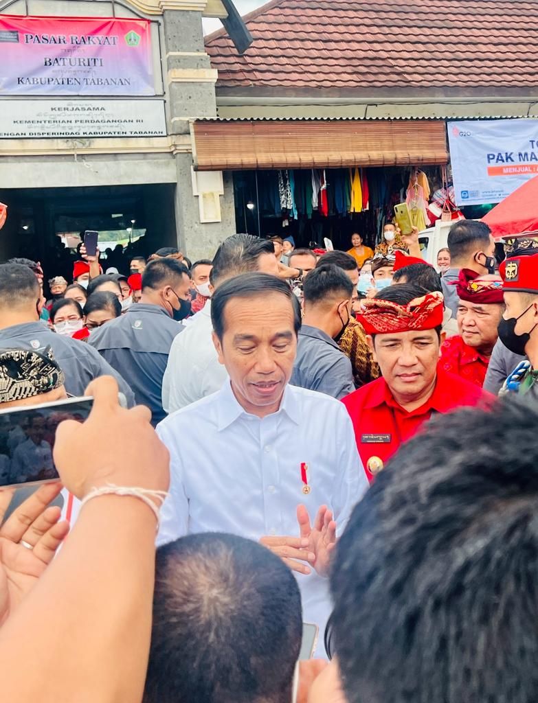 Presiden Jokowi saat menjawab berbagai pertanyaan wartawan termasuk penghapusan jabatan gubernur di sela-sela kunjungan ke Bali