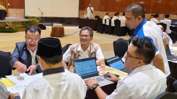 Kepala SMAN 3 Kuningan, Moch. Chaeri (tengah) mengikuti kegiatan Desk GTK di Hotel Prianger Bandung