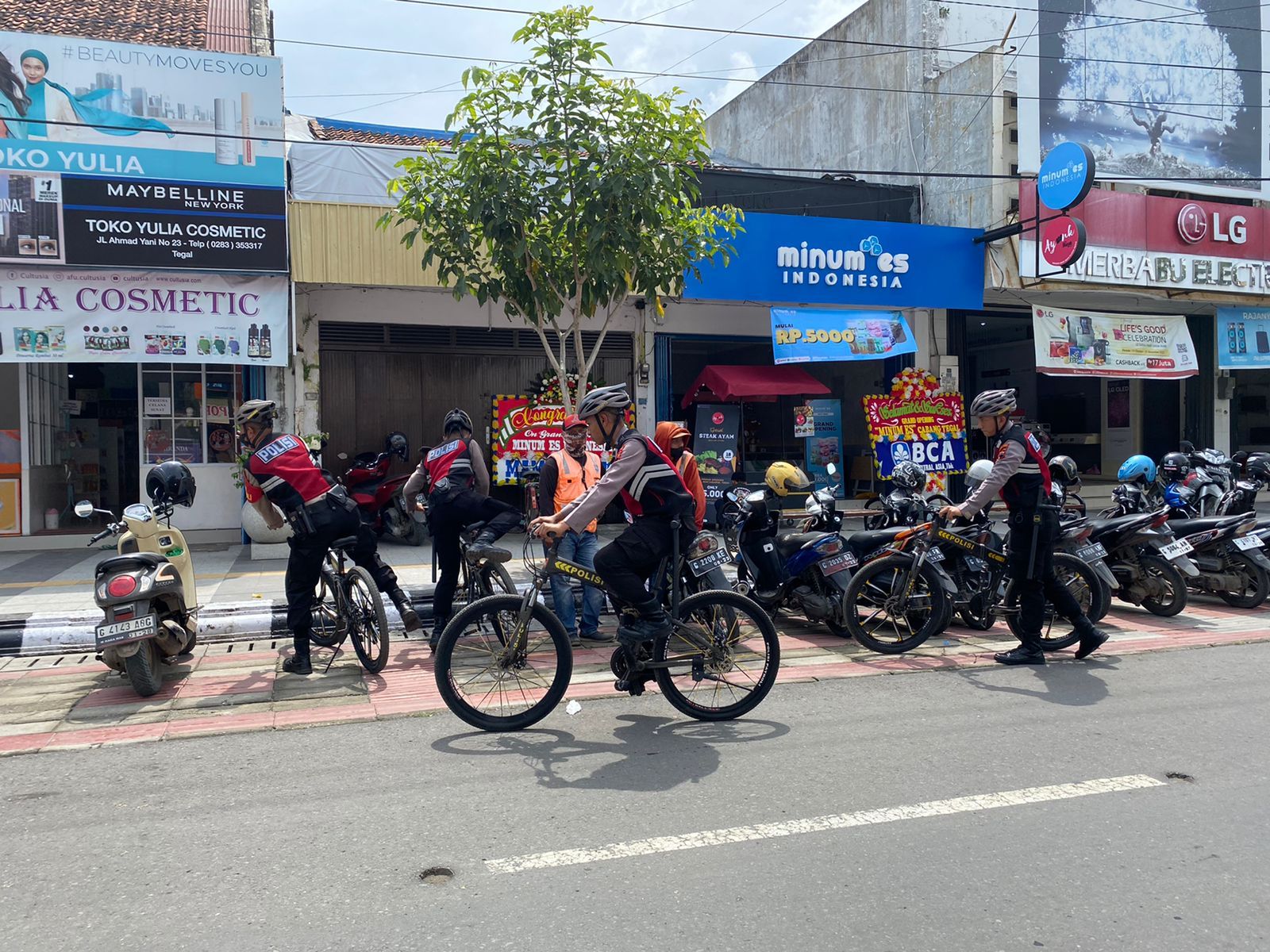 Satuan Samapta (Satsamapta) Polres Tegal Kota menggelar patroli bersepeda guna menciptakan situasi kamtibmas tetap kondusif dengan blusukan menyambangi sejumlah pemukiman