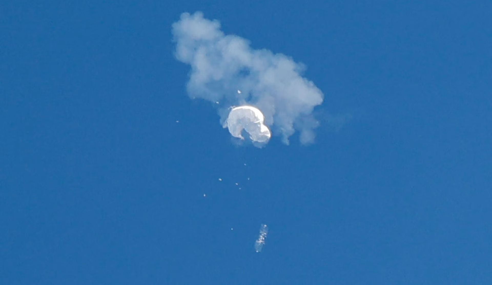 Balon mata-mata China yang diduga melayang ke laut setelah ditembak jatuh di lepas pantai di Surfside Beach, Carolina Selatan, AS 4 Februari 2023.
