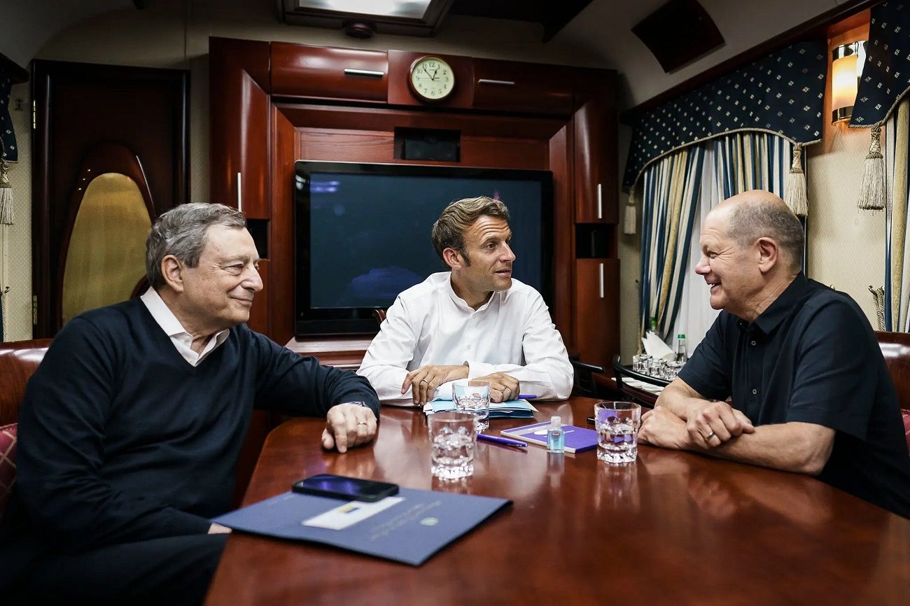 Dari kiri: Mario Draghi, Perdana Menteri Italia saat itu, Presiden Emmanuel Macron dari Perancis dan Kanselir Olaf Scholz dari Jerman melakukan perjalanan ke Ukraina tahun lalu. Para diplomat dan ahli mengatakan bahwa gagasan “otonomi strategis” untuk Eropa gagal sebagian karena ketidaksepakatan 
