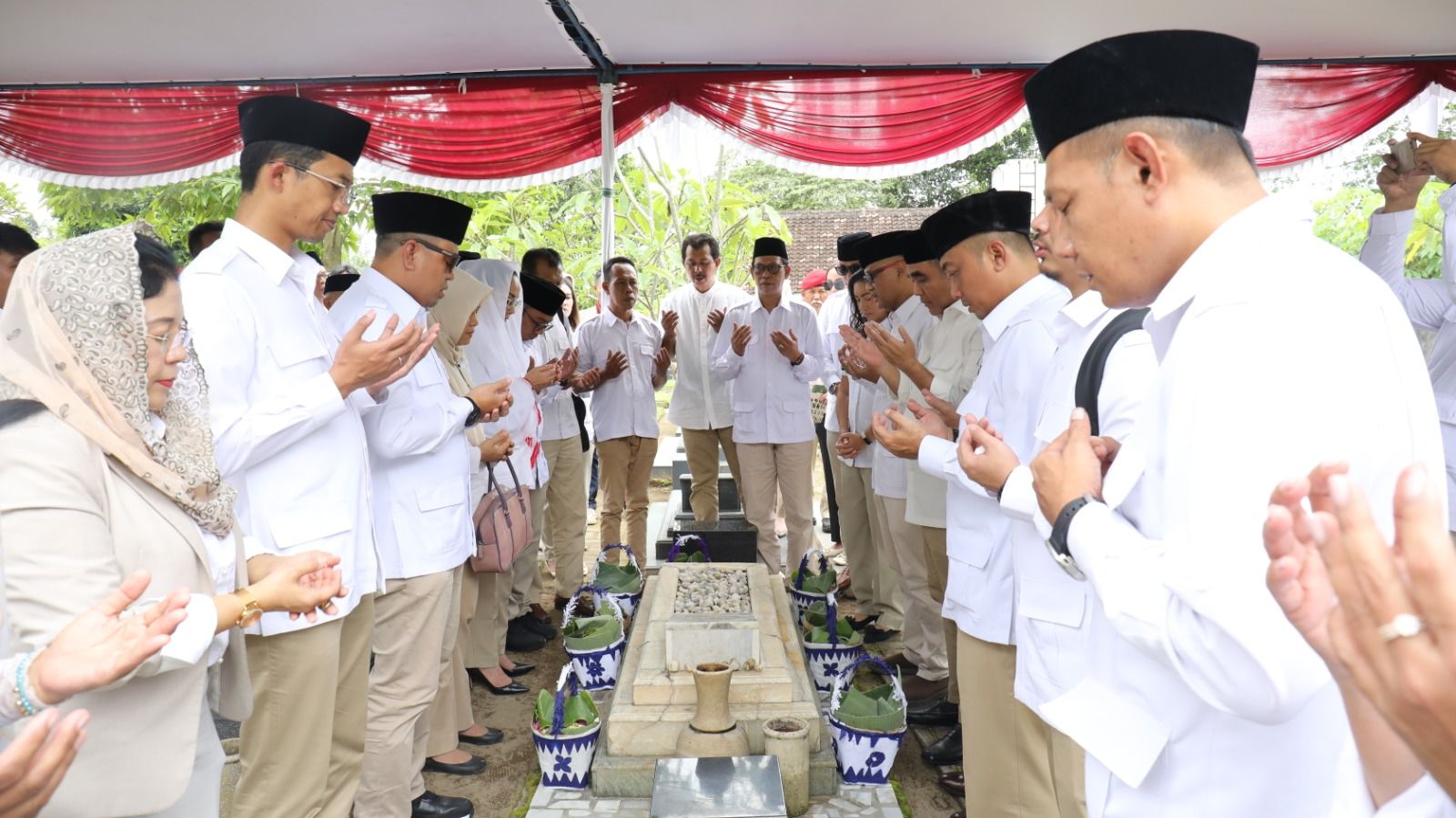 kader dan Petinggi Gerindra siarah ke makam Ketua Umum Partai Gerindra yang pertama Prof. Suhardi