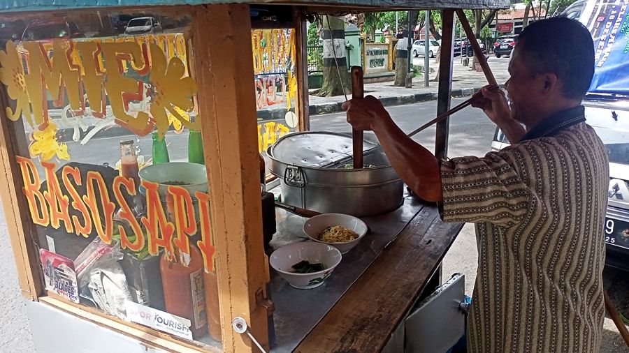 Salah seorang pedagang mie bakso dingdiling di sekitaran GOR Saparua Bandung.