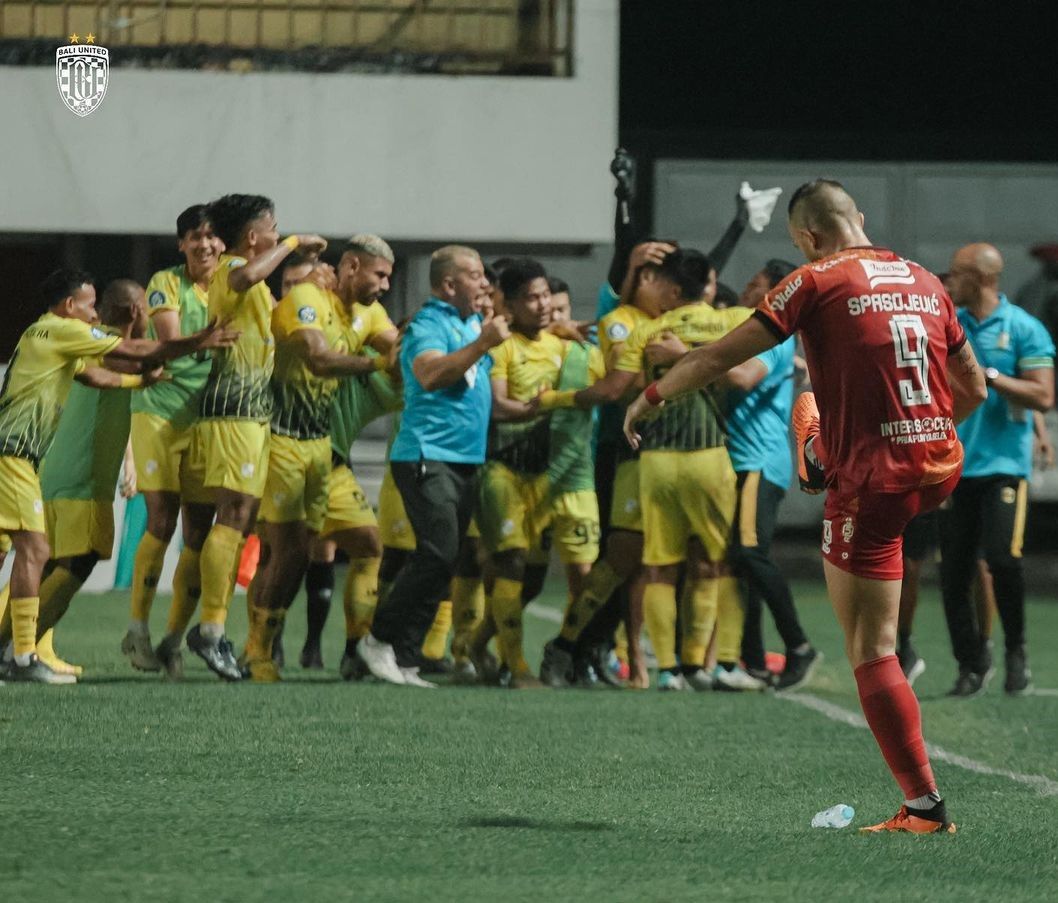 Para pemain Barito Putera (kostum kuning) saat mampu melesakkan gol ke gawang Bali United, Minggu, 5 Februari 2023