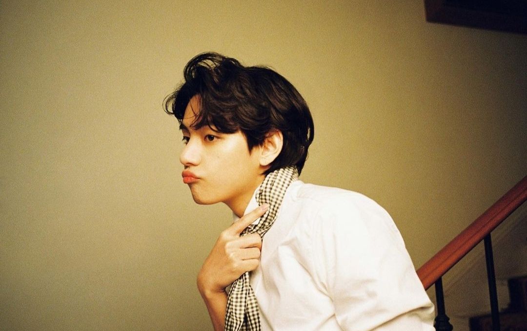 V BTS, atau bernama asli Kim Tae-hyung, hingga saat ini memiliki lebih dari 55 juta pengikut di akun Instagramnya.