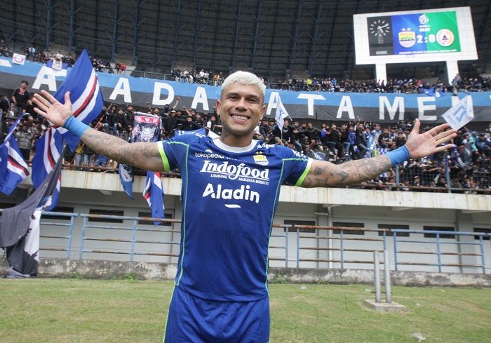 Pemain Persib Bandung, Ciro Alves merayakan kemenangan atas PSS Sleman pada pertandingan Liga 1 di Stadion GBLA, Kota Bandung pada Minggu, 5 Februari 2023. Persib kini ada di puncak klasemen Liga 1.
