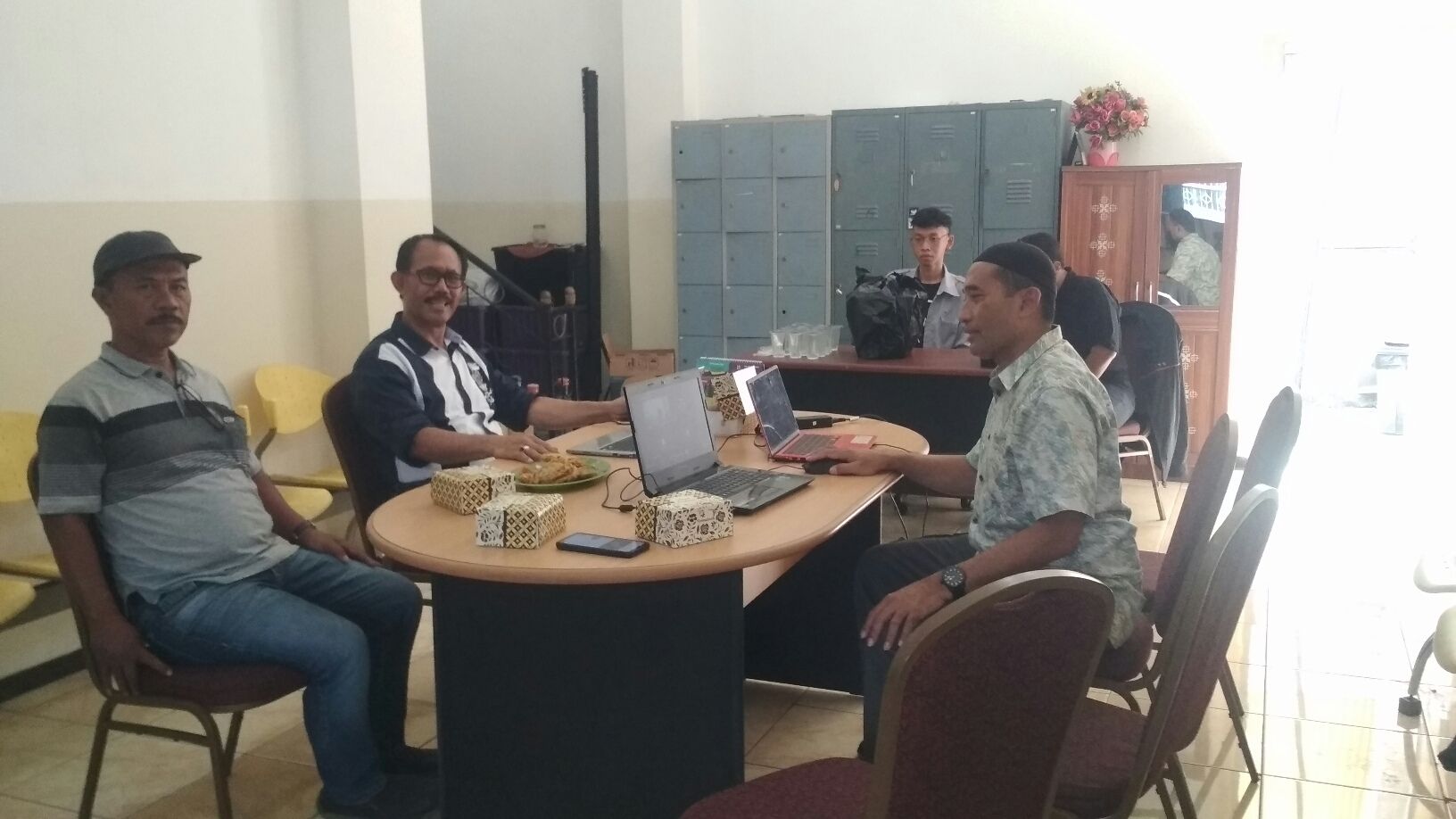 Pengurus Permata Bahari saat rapat kerja di sekretariatnya Jln. Dewi Sartika 108 Kota Bandung