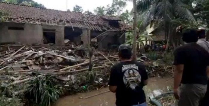 Kondisi rumah NR di Dusun Cigulingharjo RT 1 RW 8, Desa Padangjaya, Kecamatan Majenang, Kabupaten Cilacap, Jawa Tengah, hancur berantakan akibat ledakan petasan, Sabtu 4 Februari 2023.*