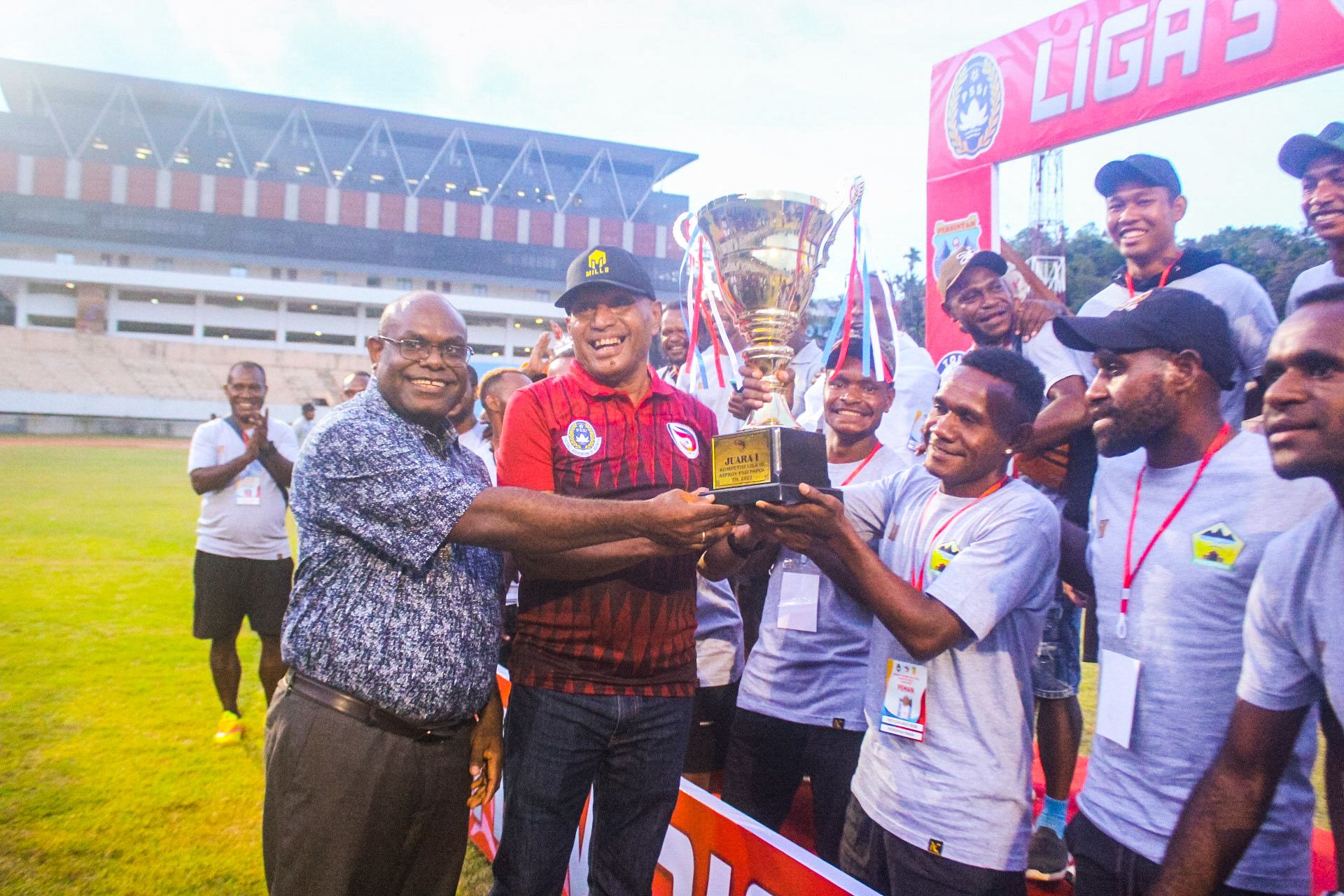 Bupati Paniai Meki Nawipa bersama Benhur Tomi Mano selaku Ketua Asprov PSSI Papua ketika menyerahkan trofi juara kepada  tim Persipani Paniai di Stadion Mandala, Kota Jayapura, Minggu 05 Februari 2023 dok (PORTAL PAPUA)