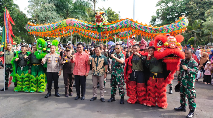 Bupati Ciamis Herdiat Sunarya, Wakil Bupati Yana D Putra beserta unsur Forkopimda foto bersama dengan tim Barongsai dan Liong Naga Doreng Yonarhanud 15/DBY Kodam IV/Diponegoro Semarang pada perayaan Cap Go Meh 2574 Kongzili, di Halaman Pendopo Ciamis Minggu, 5 Februari 2023./DeskJabar.com/Dindin Hid
