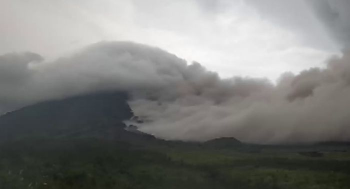 Puncak Gunung Api Semeru atau Gunung Semeru saat erupsi atau meletus.