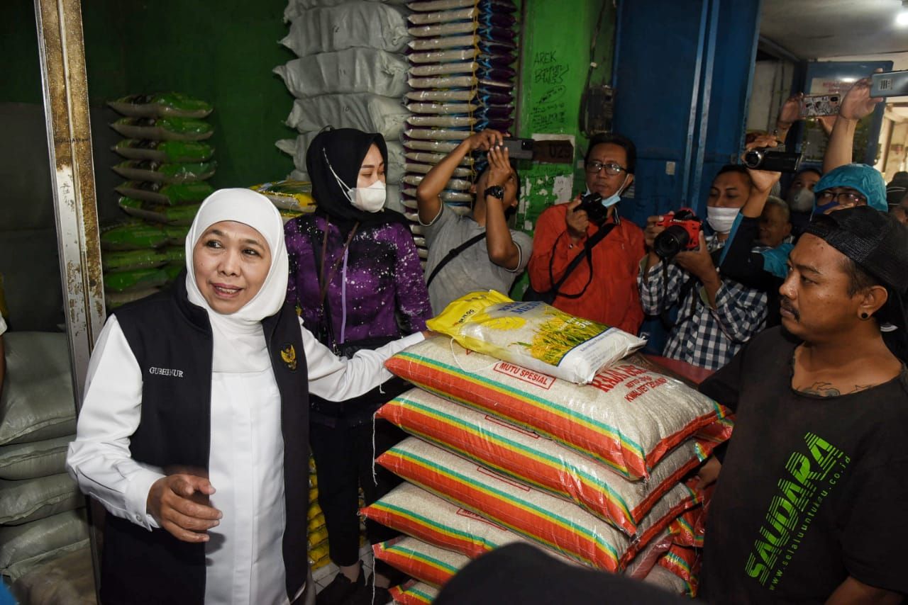 Khofifah terjun langsung ke pasar untuk cek harga sembako