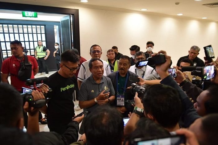 Zainudin Amali memberikan keterangan kepada media usai  laga Persib Bandung vs PSS Sleman di Stadion Gelora Bandung Lautan Api (GBLA), Minggu, 5 Februari 2023./kemenpora.go.id