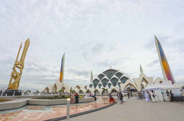 Masjid Al Jabbar, Kota Bandung, Jawa Barat yang diisukan akan dibongkar karena belum lunas.