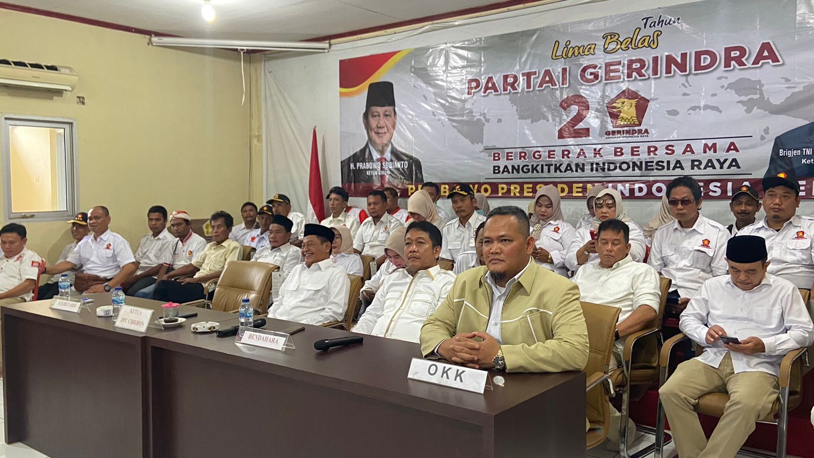 Jajaran pengurus DPC Partai Gerindra Kabupaten Cirebon mengikuti zoom meeting bersama DPP dalam peringatan HUT Partai Gerindra ke-15, Senin (6/2/2023).