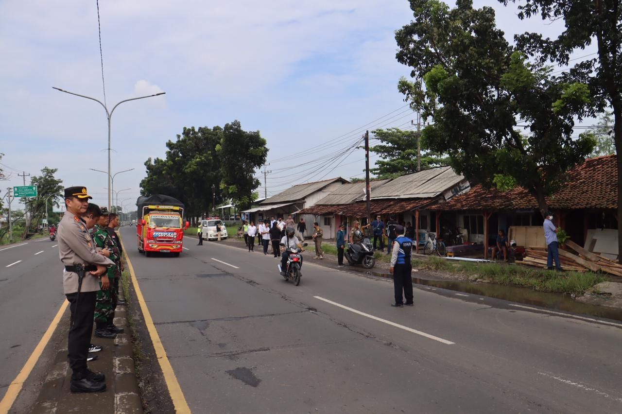 Kapolres Pemalang AKBP Yovan Fatika Handhiska Aprilaya bersama petugas gabungan melakukan pengamanan penertiban bangunan liar di Desa Jatirejo, Kecamatan Ampelgading, Kabupaten Pemalang.