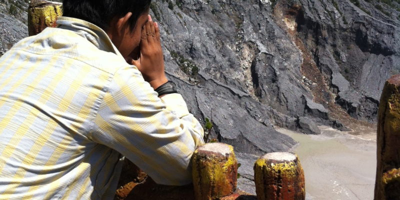 Bau belerang di pinggir Kawag Ratu Gunung Tangkupan Perahu lumayan menyengat lho