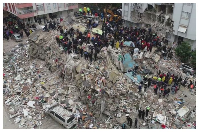 Reruntuhan akibat gempa di Turki pada Senin, 6 Februari 2023 pagi.