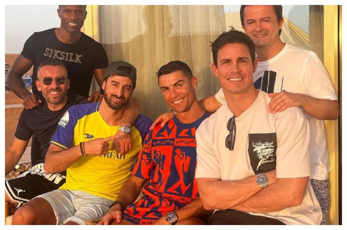 Ronaldo merayakan HUT kelahirannya bersama rekan-rekannya.