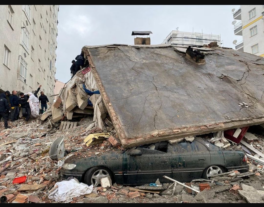 Orang-orang mencari melalui puing-puing setelah gempa bumi di Diyarbakir, Turki 6 Februari 2023.