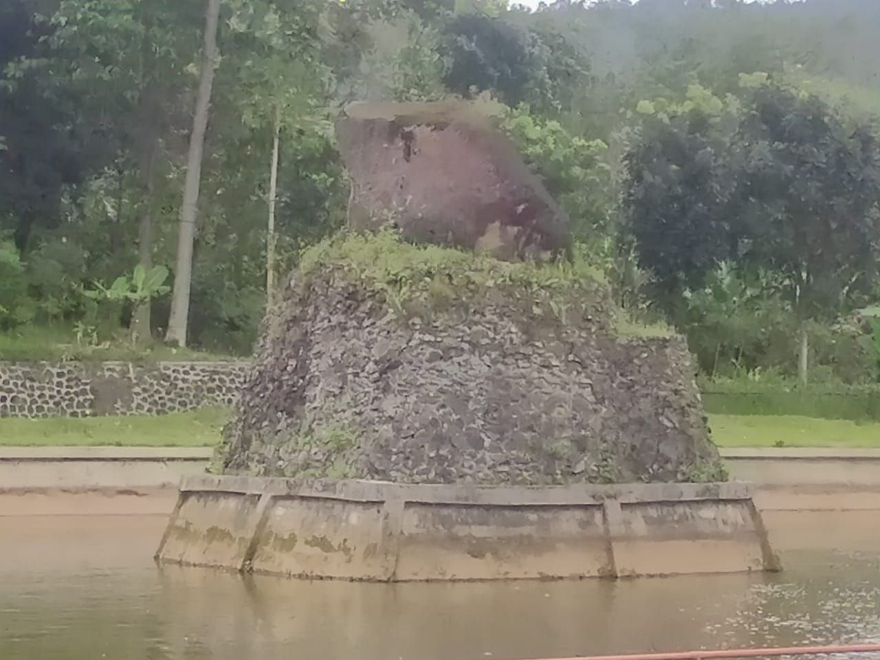 Batu Eon penuh misteri, kuat antidinamit, tetap eksis di PLTA Cikalong Pangalengan Bandung.