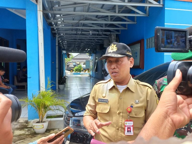 Kepala Disnaker Grobogan, Teguh Harjokusumo menjelaskan temuan Satwasker Disnakertrans Jawa Tengah di PT Sai Apparel, Senin 6 Februari 2023.