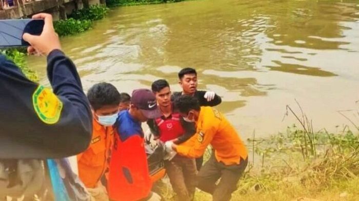 Petugas SAR dari Kantor SAR Bandung, pada Sabtu, 4 Februari 2023, sedang mengangkat korban Suhendar (14) yang tenggelam terbawa hanyut di saluran Irigasi Tarum Timur, Patokbeusi, Subang