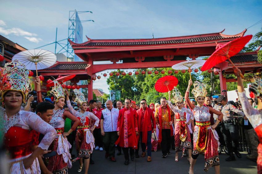 Wali Kota Bogor Bima Arya dan Ridwan Kamil menghadiri acara Bogor Street Festival Cap Go Meh (BSF CGM) 2023 di Jalan Suryakencana, Bogor Tengah, Kota Bogor, Minggu 5 Februari 2023.
