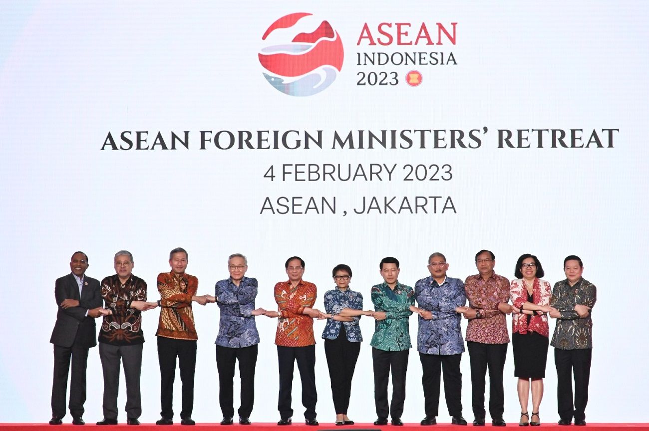 Nampak para Menlu ASEAN mengenakan Batik dan Foto Bersama dalam pertemuan Asean Foreign Ministers Retreat di Jakarta pada 4 Februari 2023.