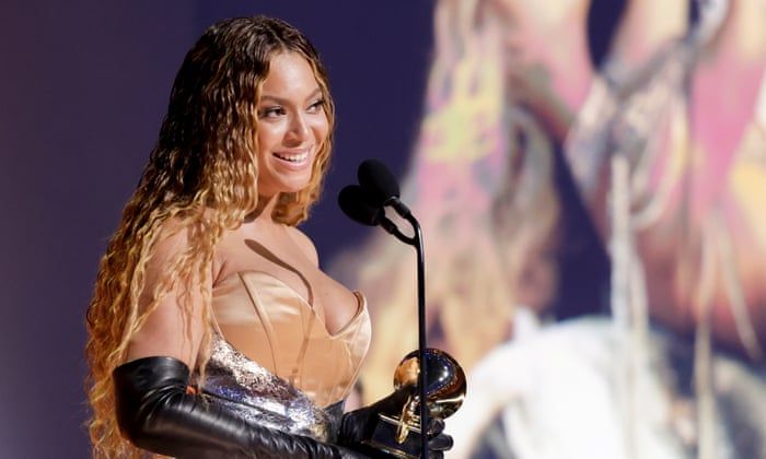 Beyonce saat memegang trofi Grammy Awards 2023.