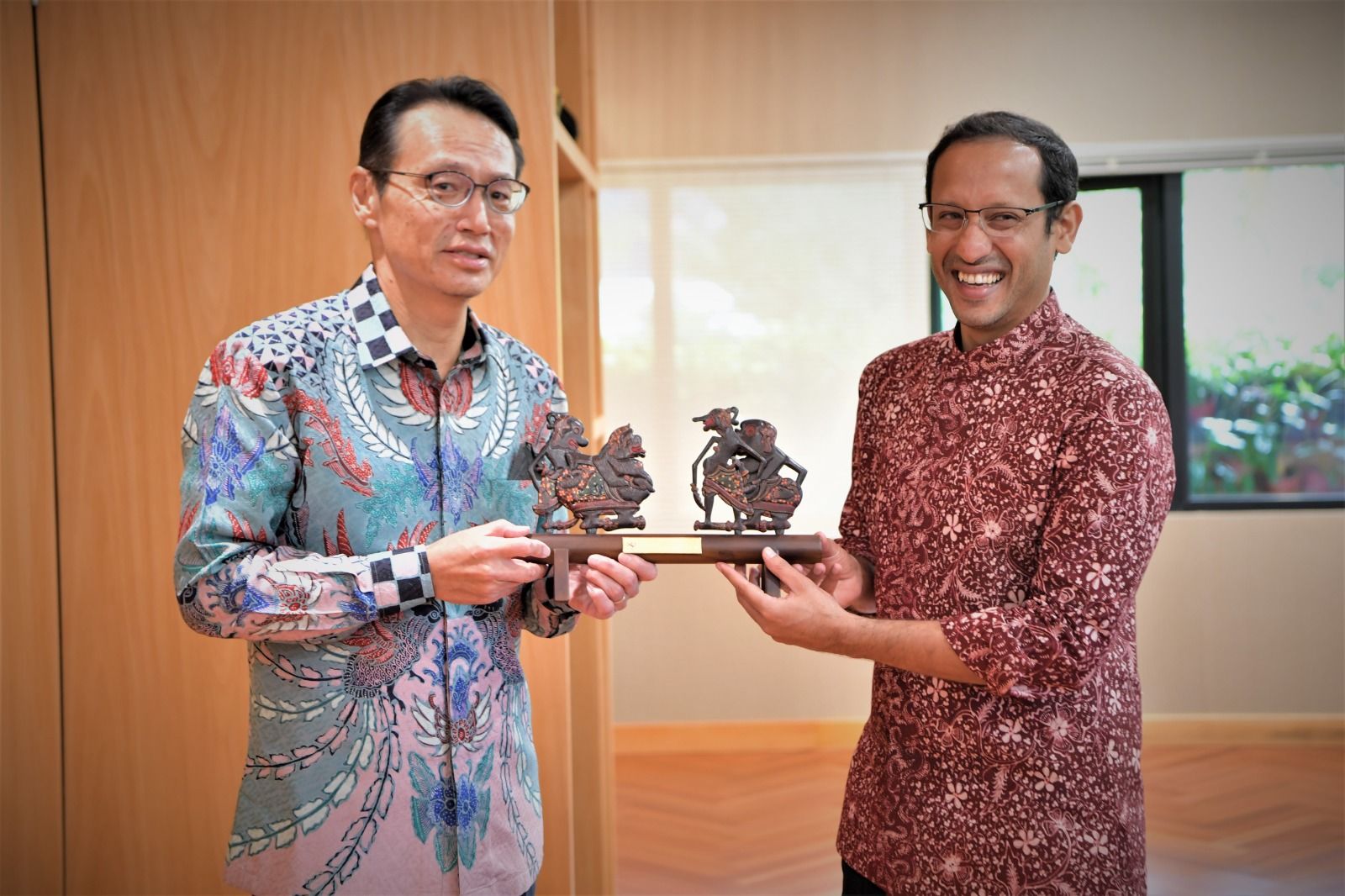 Menteri Pendidikan, Kebudayaan, Riset, dan Teknologi (Mendikbudristek), Nadiem Makarim menerima kunjungan delegasi Jepang yang dipimpin oleh Duta Besar (Dubes) Jepang untuk Indonesia, Kanasugi Kenji.