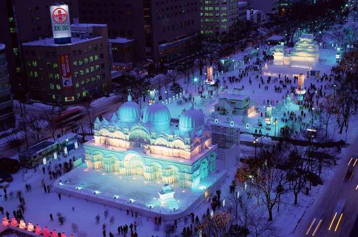 Ilustrasi festival salju Sapporo di Jepang.