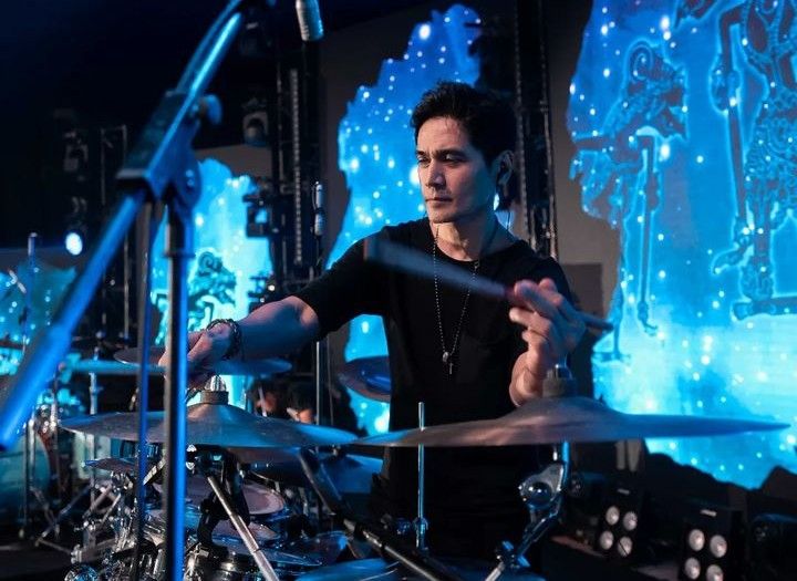 Profil dan biodata Tyo Nugros, eks drumer Dewa 19 yang dinilai tetap ganteng di usia kepala lima