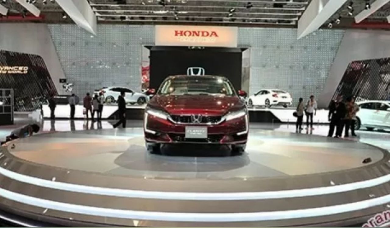 Honda Clarity Fuel Cell menjadi salah satu produk yang dipajang Honda Prospect Motor dalam ajang pameran otomotif Gaikindo yang berlangsung 11 Agustus - 21 Agustus 2016.
