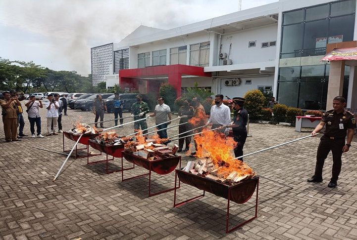 Suasana pemusnahan 2 juta batang lebih rokok ilegal di halaman Kejari Cilegon, Senin 6 Februari 2023.