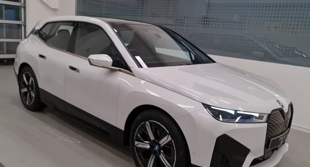 BMW iX mobil listrik mewah 